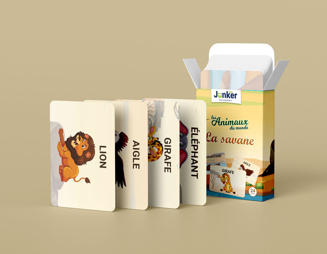 Enfant utilisant des cartes éducatives avec lampe de poche sur thème savane