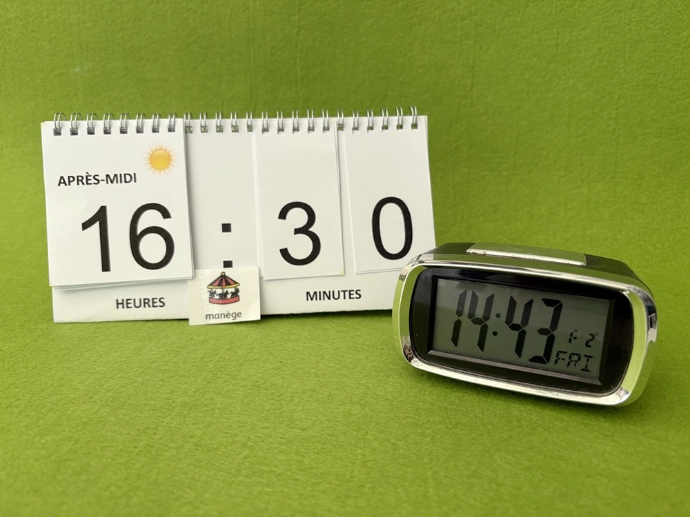 Guide horaire visuel pour enfant avec icônes de cycle solaire et spirale métallique pour routine TSA.